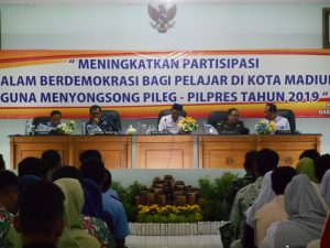 Read more about the article MENINGKATKAN PARTISIPASI DALAM BERDEMOKRASI BAGI PELAJAR DI KOTA MADIUN GUNA MENYONGSONG PILEG-PILPRES TAHUN 2019